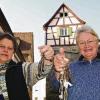 Creglingen (meg)   Von Karfreitag an hat das Creglinger Kleinstmuseum Lindleinturm wieder für große und kleine Besucher geöffnet. Der ehemalige Wohnturm der Margarete Böttiger lässt die erstaunten Besucher einen Blick in ein vergangenes Jahrhundert werfen. Mittlerweile zählt das Museum seit Eröffnung 1999 bereits über 13 000 Besucher und dies bei einer begrenzten Zahl von bis zu sechs Personen, die den Turm auf einmal besichtigen können. Die beiden Führerinnen Gertrud Volck (links) und Marianne Zink freuen sich jedes Wochenende am Freitag von 10 bis 12 Uhr sowie am Samstag und Sonntag von 10 bis 12 Uhr und nachmittags von 14 bis 17 Uhr auf interessierte Besucher. Weitere Informationen unter  0 79 33/631.FOTO Touristinformation Creglingen