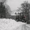 Mit Macht ist am Karfreitagmorgen der Winter in die Rhön zurückgekehrt, wie dieses Bild vom Kloster Kreuzberg belegt. Schneefräsen waren im Einsatz. Die Hochrhönstraße musste sogar gesperrt werden.