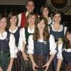 Der stellvertretende Vorsitzende der Blaskapelle Ebenhausen, Hans Bauer (hinten), gratuliert sieben Musikerinnen, die die Leistungsprüfungen in Silber abgelegt haben: (von links) Bettina Mehn, Corinna Seemann, Anne Englert, Veronika Richler, Ramona Kuchenbrod (hinten), Juliane Schöler und Christina Hannwacker.