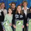 Die Sieger des Malwettbewerbs der Raiffeisenbank Höchberg wurden an der Hauptschule Helmstadt ausgezeichnet. Von links: Thea Kiesel (Raiba Höchberg), Rektorin Marion Ulrich, Sophia Behon (6 b), Christopher Endres (M9), Kristina Kroll (M8), Cordula Metzger (Raiba Höchberg), Dominik Hammerich (7).