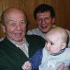 Das älteste und das jüngste Mitglied der Musik-Kapelle Lengfurt: Ehrenmitglied Josef Roth (88 Jahre) und Marian Willms (vier Monate) mit dem 1. Vorsitzenden, Dr. Bruno Hock.