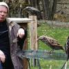 Eichenfürst (josch)    Nicht immer ist feuchte Witterung – wie am vergangenen Wochenende – ein Ärgernis. Für Torsten Frick aus Fladungen in der Rhön sowie für Otfried Faul aus Hardheim (im Bild) kann sie sogar ein kunstschaffender Mitstreiter sein. Ihre metallenen Figuren und Skulpturen, die am Samstag und am Sonntag auf der Wiese rund um Cottage Garden zu sehen waren, „leben“ durch den Rost, den sie ihnen überstreift. Die beiden Künstler zeigten metallene Sinnbilder und eine artenreiche Vogelschar in Eichenfürst. Sie fanden etliche Bewunderer unter den vielen Gästen. Es gab noch weitere Kunstwerke auf der Wiese zu sehen. Mannshohe hölzerne Skulpturen von Willi und Kurt Grimm aus Kleinrinderfeld, lebensfrohe, tönerne Frauenfiguren von Hilde Würtheim aus Würzburg, Skulpturen aus Stahl und Lavastein, geschaffen von Karl-Heinz Geyer, und farbenfrohe Badenixen aus Keramik von Heidi Franz aus Mühltal in der Nähe von Darmstadt. Österliche Blumen-Arrangements präsentierte Floristin Karin Nitz aus Lindenfels im Odenwald: hauptsächlich Tulpen, Narzissen, Hyazinthen, Anemonen und Hortensien in frühlingshafter Farbenpracht.