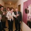 Von links: Mit WeinWerkstatt-Inhaber Günther Schubert bewunderten bei der Vernissage zur Frühjahrshäckerwirtschaft auch die Bürgermeister Hans Fiederling und Ludwig Götzelmann die tierischen Motive von Künstlerin Christel Keller (Mitte).