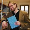 Ein Gesicht das viele in Würzburg kennen: Dirk Wissen, der seit über acht Jahren in der Stadtbücherei am Auskunftsplatz sitzt. Nun hat er sich in seiner Freizeit einen Doktortitel errungen.