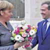 Ein Sträußchen in Ehren: Angela Merkel bekam von Dmitri Medwedew Blumen zum Frauentag.