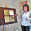 HESSDORF (NG) Mit ihrer gemeinsamen Ausstellung „Bilder, die die Seele heilen“ in der Galerie „Art Äcker“ im Seminarhaus in Heßdorf beschäftigten sich die beiden Künstlerinnen Anna Zeis-Ziegler (Foto) und Doris Clement in ihren Arbeiten mit dem Menschenbild. Mit stilistisch sehr unterschiedlichen Arbeiten setzen sich die beiden Frauen mit diesem Thema auseinander. Die Bilder sollen helfen und heilsam für die Seele sein. Die Ausstellung findet im Jahreslauf immer wieder an verschiedenen Terminen statt. Anna Zeis-Ziegler kommt aus Sinntal-Jossa, ist Künstlerin und selbstständige Grafikdesignerin. Sie erinnerte daran, dass man mit der Galerie „Art Äcker“ – wörtlich übersetzt „Kunst auf dem Acker“ – im Heßdorfer Seminarhaus auch den ländlichen Raum stärker mit Kunst beleben wolle. Doris Clement ist Malerin und fertigt auch Auftragsarbeiten an. Seit einigen Jahren malt sie Seelenportäts, die aus der Meditation entstanden sind und über die der Zuschauer reflektieren kann.