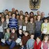 Sennfeld (NG)  Mit einem Empfang hat jetzt Bürgermeister Emil Heinemann 44 Kinder geehrt, die im Rahmen des Ferienprogramms das Deutsche Sportabzeichen abgelegt haben. Durch das ehrenamtliche Engagement von Richard Wenzel, Rudolf Bandorf, Heiner Ludwig, Bruno Kritzner sowie von Mathias Hess und Siegfried Schlereth im Familienbad sei dies erst ermöglicht worden. Er beglückwünschte die jungen Sportler und zeichnete mit dem Goldenen Sportabzeichen aus: Jakob und Linus Bandorf, Sebastian Hippeli, Selina Kritzner, Sophia Liebel (alle Schüler), Andreas Brust, Fabian Schmidt, Julian Schömig, Julian und Marco Wenzel (alle Jugend). Das Silberne Sportabzeichen erhielten: Felix und Johanna Griff, Julian Kabino, Marcel Knötgen, Isabell Liebel, Niklas Reuß, Nils Rohe, Tobias Schirmer (alle Schüler). Bronzenes Abzeichen für Raffael Brückner, Carl und Florian Brüggemann, Laura Eichhorn, Manuel Fehler, Sandra Götz, Johann Habenstein, Johannes und Maxi Heinz, Jonas Klopf, Celin und Sophie Püls, Christian Richter, Karin Rieß, Corinna und Sandra Rinder, Nico Schlee, Selina Schmidt, Andre Siegmann, Sabina Thumser, Hannes Warmuth, Jonas Weißenberge (alle Schüler), Tobias Brust und Christiane Klüpfel (Jugend). Unser Bild zeigt die Ausgezeichneten zusammen mit Bürgermeister Emil Heinemann, dem Kreisvorsitzenden des BLSV Kurt Vogel, der neuen Sportabzeichen-Referentin des BLSV-Kreises, Anna-Margareta Vogel-Jehli, sowie den ehrenamtlichen Helfern.