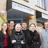 Schweinfurt (kgh)   Sport treiben, um gesund zu bleiben: Dieses Ziel verfolgt das neu eröffnete Präventivzentrum Body & Health in der Wilhelmstraße 6 1/2 in Schweinfurt seit dem 1. März. Ein von Gundram Röhlinger neu entwickeltes individuelles Trainingsprogramm verschaffe hohe Effizienz, heißt es in einer Pressemitteilung. Etwa 20 Fitness-Maschinen stehen auf 100 Quadratmetern zur Verfügung. Nur zweimal 25 Minuten seien in der Woche nötig, so Geschäftsführer Winfried Heinisch, um seinem Körper etwas Gutes zu tun. Der Kooperationspartner, „Verein Leib und Seele“, ergänzt das Programm durch Kurse im Bereich Ernährung und Entspannung. Einen Infoabend gibt es am Dienstag, 11. März, 18 bis 19 Uhr. Thema: Die Neue Rückenschule. Öffnungszeiten: Montags bis freitags von 8 bis 19 Uhr, samstags von 9 bis 14 Uhr, : (0 97 21)1 88 16 60. Im Bild, von links: Physiotherapeutin Steffi Greuling, Andreas Hesse, Birgit Meyer, Gundram Röhlinger, Franziska Lehr und Geschäftsführer Winfried Heinisch.