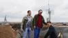 Vom Dach des ehemaligen Hopferstadter Lagerhauses besteht Sichtkontakt zur Datenautobahn in Giebelstadt. Florian Varm, Martin Engert, Stefan Wiehl sorgen mit ihrer Antennenanlage für schnelle DSL-Internetanschlüsse.