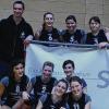 Eibelstadt (mp)   Durch einen 2:1 (25:21, 20:25, 15:11)-Finalsieg gegen die VG Sulzbach-Rosenberg holten sich die Volleyball-B-Mädchen des TSV Eibelstadt in ihrer eigenen Halle die nordbayerische Meisterschaft. Eibelstadts Mädchen gewannen angetrieben von Zuspielerin Julia Kranz und den beiden Hauptangreiferinnen Britta Stockert und Linda Urbaniec den ersten Satz mit 25:21. Favorit VG Sulzbach-Rosenberg, der das Gruppenspiel zwischen beiden Teams mit 2:0 gewonnen hatte, konnte aber noch einmal ausgleichen. Im Tie Break setzte sich dann der Angriffsdruck von Eibelstadt durch. Das Bild zeigt die erfolgreiche Mannschaft mit (hinten von links) Trainer Udo Hügelschäfer, Lea van Eckert, Julia Kranz, Jennifer Secrest; (vorne von links): Alena Raab, Julia Schöps, Linda Urbaniec, Vera Link und Britta Stockert.