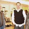 Innenstadt (sp)   36 Jahre war das Schuhhaus Schöll in der Rückertstraße beheimatet, seit kurzem befindet es sich in neuen Räumen am Roßmarkt 18. Darin war bislang das Geschäft Inter-mod-Schuhe vertreten, das bereits vor Jahren von dem Familienbetrieb erworben wurde. Die nun auch äußerlich vollzogene Fusion beider Häuser sowie die nicht unerheblichen Investitionen für den Umbau verstehen Gründer Georg Schöll und Geschäftsführer Axel Schöll (von links im Bild) als Bündelung der Kräfte und rechtzeitige Positionierung ihres Unternehmens gegenüber der Stadtgalerie. Ausgestattet ist das neu eingerichtete Geschäft auf nunmehr zwei Ebenen mit zahlreichen Shop-in-Shop-Einheiten, in denen weiterhin viele bekannte Markenschuhe, aber auch Modelle von individuellen und neuen Herstellern angeboten werden. Im Rahmen der Eröffnungsfeier zählte Bürgermeister Otto Wirth (rechts) zu den ersten Gratulanten.