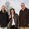 Bei einem Besuch in Gaukönigshofen probierte Kerstin Celina, Landratskandidatin von Bündnis 90/Die Grünen, einen Schluck Quellwasser, das nach Aussage von Bürgermeister Bernhard Rhein (rechts) die Grundlage der örtlichen Versorgung bildet. Links Stefan Rettner, Kreistagsbewerber der Grünen.
