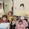 Donnersdorf (-im)   Die Kinder des Kindergartens Maria-Erk besuchten eine Zahnarztpraxis. Zahnärztin Gabriele Arnold begrüßte die Gäste. Dann ging es gleich in die Praxisräume, wo die Kinder den Behandlungsstuhl testeten, die Instrumente kennen lernten und im Labor künstliche Zähne bestaunen konnten. Nach der praxisnahen Führung wurde an einem Gebiss-Modell die richtige Putztechnik gezeigt. Für Zuhause gab es ein Zahnputz-Set zum Üben. Anschließend wurden im Kindergarten noch die von den Zahnarzthelferinnen verschenkten Äpfel mit sichtlichem Genuss verspeist.