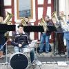KLEINEIBSTADT (am)   Es ist mittlerweile Tradition geworden, dass der Musikverein Kleineibstadt das neue Jahr am 1. Januar mit einem musikalischen Gruß in Form eines Ständchens empfängt, zu dem sich die Bewohner immer zahlreich einfinden. Bürgermeister Emil Sebald nimmt alljährlich die Gelegenheit wahr, den Bürgern zu danken und ihnen alles Gute für das kommende Jahr zu wünschen. Sein Dank galt besonders der Blaskapelle des Musikvereins. Eine weitere Tradition des Musikvereins ist das alljährlich im Januar stattfindende Konzert in der Kirche, bei dem die Kapelle unter Beweis stellt, was sie unter Leitung von Dirigent Pius Ziegler (Merkershausen) zu leisten vermag. In diesem Jahr findet das Konzert am Samstag, 5. Januar, um 18.30 Uhr in der Sankt Bartholomäus-Kirche.