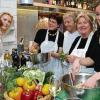 So könnte sich das Restaurant-Chef Bernhard Reisser vielleicht auch gut vorstellen. Ein Teil der Frauen-Union-Koch-Riege beim Wettbewerb gegen die Journalisten. Neben Humor war auch Kreativität und durchaus Fachwissen gefragt.