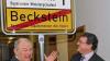 Originell: DPolG-Vorsitzenden Hermann Benker (rechts) überreicht an Ministerpräsident Beckstein das etwas umgestaltete Ortsschild des gleichnamigen Ortes im Main-Tauber-Kreis.
