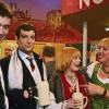 Europaminister Markus Söder und sein Double Stephan Zinner (von links) stellten sich am Donnerstag nach dem Starkbieranstich mit der Vorsitzenden von Bündnis 90/Die Grünen, Claudia Roth (rechts), und deren Double, Eva-Maria Höfling, den Fotografen.