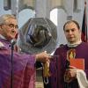 Dekan Erhard Kroth (links) überreichte Dariusz Cwik, dem neuen Pfarrer für die Pfarreiengemeinschaft St. Laurentius und Zur Heilige Familie, das Ernennungsdekret sowie die Kirchenschlüssel.