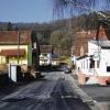 Wernfeld (fes)  Die wenigsten Einwohner von Groß- und Kleinwernfeld sowie von Massenbuch werden sich noch an den 15. Februar 1958 erinnern können. Damals, genau auf den Tag vor 50 Jahren, wurde der heiß ersehnte „Wirtschaftsweg“, die Ortsverbindungsstraße von Kleinwernfeld nach Massenbuch, fertiggestellt und seiner Bestimmung übergeben. Ebenso wurde an dem Tag eine neue Motorfähre in Dienst gestellt. Sie stellte eine große Erleichterung für Fährmann Robert Schmitt dar, der bis dahin mit Kahn, Wagenfähre, Stangen und Rudern als Behelf Personen-, Fahrzeuge- und Gütertransporte zwischen den beiden Mainufern bewerkstelligen musste. Bürgermeister war damals der Kleinwernfelder Einwohner Vinzenz Mehler.