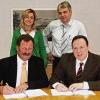 Per Unterschriften besiegelt: Als neuer Festwirt bei der Königshöfer Messe fungiert künftig Hans Peter Küffner (vorne links), der gemeinsam mit Bürgermeister Thomas Maertens (rechts) im Rathaus in Lauda den Vertrag unterzeichnete. Mit dabei (stehend) Tochter Nicole und Marktmeister Arno Würzberger.