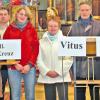 Die wechselvolle Geschichte der Langendorfer Glocken erzählten Mitglieder der Kirchengemeinde. Die Veranstaltung in der Pfarrkirche hatten Autor Walter Schaub (zweiter von rechts) und Organist Werner Heger (zweiter von links) organisiert.
