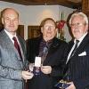 Alfred Düll wurde Verdienstmedaille des Verdienstordens der Bundesrepublik Deutschland verliehen. Links Stellvertretender Landrat Eberhard Nuß, rechts Veitshöchheims Bürgermeister Rainer Kinzkofer.