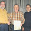 Robert Schad (im Bild in der Mitte), seit über 30 Jahren Mitglied des Zierfischvereins Diskus, wurde vom Vorsitzenden Johannes Behringer und vom 2. Vorsitzenden Heinz Lorz mit der Goldenen Vereins-Ehrennadel ausgezeichnet und erhielt zudem eine Ehrenurkunde.