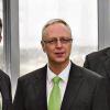 Schweinfurt (-zer)   Die Mützel Versicherungsmakler AG hat ihr Geschäftsfeld „Betriebliche Altersvorsorge“ in eine eigene Gesellschaft ausgegliedert. Die als Mützel Versorgungsmanagement GmbH & Co. KG firmierende Neugründung agiert seit Januar 2008 als eigenständiges Unternehmen. Es hat sich auf Beratung und Service im Bereich betriebliche Altersvorsorge (bAV) spezialisiert und bietet für Arbeitgeber und Arbeitnehmer professionelle Lösungskonzepte aus einer Hand. Zu den Schwerpunkten gehören die ganzheitliche bAV-Beratung sowie Beratung und Service im Bereich Direktversicherung, Pensionskasse, Pensionsfonds, Unterstützungskasse, rückgedeckte Pensionszusage und Zeitwertkonten. Im Bild (von links) Geschäftsführer Rudolf Freund, Geschäftsführender Kommanditist Bernd Rothenberg und Geschäftsführer Gerald Mützel.