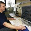 Der Zeilitzheimer Physiotherapeut Hartmut Graf, der sich zum 1. April in Volkach selbstständig macht, weiß nach der Sehhilfenerprobung im Berufsförderungswerk Würzburg, mit welchen Hilfsmitteln er an seinem PC-Arbeitsplatz am besten klarkommt: Brille mit Kantenfilter, 24-Zoll-Bildschirm, Vergrößerungssoftware und Kameralesesystem.