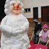 SCHMALWASSER (bab)   Der Winter gab in Schmalwasser zwar nur ein kurzes Intermezzo, aber der Schnee im Hof der Holzschnitzerei bei Robert Holzheimer genügte, um eine lustige Schneefrau zu bauen. Bei der Gestaltung wurde der Baumeister von seinem Sohn Andreas und den Enkeln Hannes und Lisa tatkräftig unterstützt. Dem weißen Blickfang in der Ortsmitte sind allerdings nur wenige Tage vergönnt: Die milden Temperaturen werden das Kunstwerk  wohl bald schon wieder zum Schmelzen bringen.