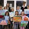 GAUBÜTTELBRUNN (gum)   Basketbälle, Tischtennis-Sets und Boccia-Kugeln überreichten Yvonne Linzmeier und Heidrun Gesell von der Raiffeisenbank Bütthard-Gaukönigshofen an die Preisträger beim 38. Jugendwettbewerb zum Thema  „Sport verbindet – Miteinander ohne Grenzen“. Aus den vielen gelungenen Werken hatte die Jury als Preisträger ausgewählt: In Klasse 1b Alina Roe, Jacqueline Stumpf und Aleyna Cangul (alle Kleinrinderfeld), in der Klasse 2b Jonas Neckermann, Laura Schmitt und Selina Scheitl (alle Moos), in der Klasse 3b Melissa Rothmund, Kim Retzbach und Sarah Eisert (alle Kleinrinderfeld). Die neun preisgekrönten Arbeiten werden im Raiffeisen-Gebäude in der Schulstraße ausgestellt. Im Bild die Gaubüttelbrunner Preisträger mit (hinten von links) Yvonne Linzmeier und Heidrun Gesell.