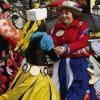 MÜNCHEN (lby)   Mit dem traditionellen Tanz der Marktfrauen auf dem Münchener Viktualienmarkt haben am Dienstag mehr als 10 000 Menschen den Fasching verabschiedet. Bunt geschmückt mit Blumen, Früchten und Gemüse  machten die Frauen bei blauem Himmel eine musikalische Weltreise – von deftig bayerischen Tönen bis hin zu Salsa und HipHop. Die gut ein Jahrhundert alte Tradition wurde 1987 wiederbelebt. Metzgers- und Bäckersfrauen, Blumenhändlerinnen und Obstverkäuferinnen trainieren monatelang dafür.