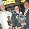 Würzburg (rdf)   Der „Würzburger BHG-Servicepokal“ ging zum vierten Mal ans Schlosshotel Steinburg. Daniela Finster gewann im Lehrrestaurant der Franz-Oberthür-Schule die große gläserne Wandertrophäe, der nun fest im Bezold'schen Familienbetrieb auf dem Steinberg bleibt. Hier lernt auch die Zweitplatzierte Johanna Baier im dritten Ausbildungsjahr. Gleichzeitig mit dem 14. Wettkampf der Hotelfachleute wurden die 21. Stadtmeisterschaften der angehenden Köche ausgetragen. Gerd Sturm, Vorsitzender des Kochvereins Frankonia, und Bürgermeister Adolf Bauer zeichneten zum zweiten Mal in Folge einen angehenden Koch des Hotels Rebstock als Sieger aus. Florian Mohr errang einen hauchzarten Vorsprung vor Julia Beck – ebenfalls von der Steinburg.