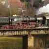 WÜRZBURG-LAND (kri)   Auch 2008 startet der historische Sonderzug der Deutschen Gesellschaft für Eisenbahngeschichte (DGEG) mit der „Würzburger“ Dampflok 52 7409 in eine neue Saison. Am Sonntag, 10. Februar, steht ein Ausflug des historischen Dampfzugs von Veitshöchheim/Würzburg über Kitzingen nach Bad Windsheim und durch den Aischgrund zurück nach Würzburg auf dem Programm. Andere Winterfahrten sind laut Pressemitteilung in Vorbereitung und unter www.eisenbahnmuseum-wuerzburg.de im Internet abrufbar. Fahrzeiten, Fahrkarten und Auskünfte für die Sonderfahrten sind bei der DGEG, Museum Würzburg,  (0 93 21) 92 74 15 oder unter der E-Mail-Adresse wuerzburg@dgeg.de erhältlich. Im Zug werden nur noch Restkarten verkauft, sofern vorhanden.