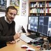 Professor Dr. Rainer Schmitt beim Begutachten von Bildern, die mit modernen computerunterstützten Geräten aufgenommen wurden.