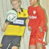 Tanz mit der Kugel in Kürnach: Joshua Heinrichs (links) vom BVB im Duell mit Serge Gnabry vom Stuttgarter VfB.