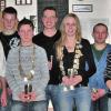 Schützenkönigin Nicole Reinhardt (Mitte) mit ihrem Hofstaat Christoph Braun (1. Ritter), Oliver Glückstein (2. Ritter), Jugendkönig Maximilian Emes, 1. Jugendritter Jens Mauer und 2. Jugendritter Marcel Hesselbach, flankiert vom 1. Schützenmeister und Gauschützenkönig Bernd Erhart (links) und Sponsor Klaus Lemmer (rechts).