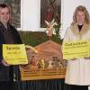 Hohenroth (che)  Ein gute Idee hatten die Kniffelfreunde Leutershausen. Sie veranstalteten eine Krippenausstellung im Saal des Gasthauses „Krone“, um Geld für einen guten Zweck zu sammeln. Die Rechnung ging auf. Durch verschiedene Aktionen kamen 1000 Euro zusammen. Nun überreichte Walter Handlos von den Kniffelfreunden Pfarrer Karl-Heinz Mergenthaler 500 Euro für einen neuen Weihwasserbehälter. Weitere 500 Euro erhielt Kindergartenleiterin Carmen Beranek. Dafür bekommt der Kindergarten Windshausen eine Zeltschaukel. Im Bild (von links) Walter Handlos, Pfarrer Karl-Heinz Mergenthaler, Carmen Beranek und Dieter Gessner.