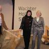 Der Holzbildhauer Rudolf Wachter, seine Frau Ursula und Kuratorin Andrea Brandl (Mitte) in der Halle Altes Rathaus.