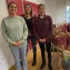 Franziska Zielke (m.) und Julia Göbel (r.), Alnatura Super Natur Markt Landsberg, übergeben mehr als 100 Bio-Essenspakete an Gertrud Halas (l.), SOS-Kinderdorf Ammersee-Lech.