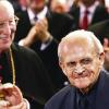 Nach seiner Dankesrede bei der Feier zu seinem 90. Geburtstag wird der Religionsphilosoph Eugen Biser (Mitte) von Münchens scheidendem Kardinal Friedrich Wetter (links) und dem ehemaligen Ministerpräsidenten von Thüringen Bernhard Vogel (rechts) beklatscht.