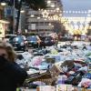 Müllberge auf den Straßen: Eine Frau hält sich in San Giorgio a Cremano nahe Neapel die Nase zu.