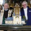 Stolz auf sein geweihtes Miniatur-Käppele: Modellbauer Willi Treiblmair (rechts) erhielt im großen Käppele von Pater Johannes den Segen für seinen originalgetreuen Miniatur-Nachbau.