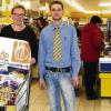 Der E-Center am Hammersteig in Karlstadt stellt dauerhaft einen Warenkorb auf, in den Kunden soeben gekaufte Lebensmittel für die Karlstadter Tafel legen können. Schon ab kommendem Montag wird sich die Edeka Gedanken über die Umsetzung machen, kündigt Marktleiter Michael Döffinger (im Bild) an. Für die Karlstadter Tafel freut sich zweite Vorsitzende Ilse Krämer.