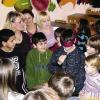 Ein lustiges Spiel bei der Freizeit für die Bad Königshöfer Kinder aus der Nachmittagsbetreuung des Projektes „KREIS“ in Untermaßfeld: Mit verbundenen Augen mussten Früchte ertastet werden.
