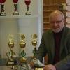 Dietmar Werner präsentiert die Pokale für zwei Fußballturniere der Frauen und Männer in Iphofen und Ochsenfurt.