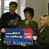 BAD KISSINGEN (osu)   Clarissa Schlereth aus Stralsbach (Mitte) ist die erste Gewinnerin der Parkticket-Aktion der Werbegemeinschaft Pro Bad Kissingen. Mit der Angabe Ihrer Adresse auf dem Parkticket – das Auto war auf dem Salinenparkplatz geparkt – rutschte ihr Parkticket automatisch in die Lostrommel von Pro Bad Kissingen, die zusammen mit den Bad Kissinger Stadtwerken jeden Monat einen Preis im Wert von 500 Euro verlost. Im Monat November war es ein Gutschein von der Beautyfarm Gabriele Bergmann im Hotel Sonnenhügel, den Kosmetikerin Sabrina Uebel und Heiko Grom, der Vorsitzende der Werbegemeinschaft Pro Bad Kissingen, nun überreichten. „Ich habe noch nie etwas gewonnen“, so die Schlereth sichtlich erfreut.