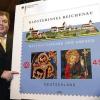 Volker Steffens, Bürgermeister auf der Bodenseeinsel Reichenau, zeigt die Sonderbriefmarke für die Insel Reichenau. Auf der 45-Cent-Postkartenmarke sind Motive der früheren Klosterinsel, die seit dem Jahr 2000 Weltkulturerbe ist, zu sehen. DPA