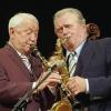 Schweinfurt (ann)   Die beiden Swing-Legenden Max Greger (Saxophon) und Hugo Strasser (Klarinette) gastieren am Samstag, 12. Januar, mit Band um 20 Uhr im Konferenzzentrum Maininsel. „Niemand in Deutschland interpretiert glanzvolle Klassiker so spritzig und leidenschaftlich wie der Vollblutmusiker, begnadete Saxophonist und charismatische Bandleader „Max Greger“, verspricht der Pressetext. Hugo Strasser gilt als Ikone an seinem Instrument und als einer der führenden Bandleader Deutschlands seit über 40 Jahren. Die Veranstaltung beginnt um 20 Uhr und Karten gibt es an allen bekannten Vorverkaufstellen, etwa im Zeughaus,  (0 97 21) 54 88 19 oder online unter www.kartenkiosk-bamberg.de