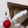Zurück in der Kälte: Nach Dreikönig trennen sich viele von ihrem Christbaum. Doch wie das gute Stück entsorgen? Wer nicht gerade ein Auto mit Anhänger, Dachträger oder – alternativ – einen Holzofen hat, in den der inzwischen nadelnde Prachtbaum Stück für Stück entsorgt werden kann, freut sich über einen Service, der allerdings nur in manchen Ecken des Landkreises angeboten wird. Vereine, Jugendfeuerwehren und auch Parteien holen in einigen Orten die ausgedienten Christbäume direkt vor der Haustüre ab – kostenlos oder gegen einen kleinen Obulus. In den meisten Fällen lodern noch am Abholtag die Flammen, wenn die Christbäume sich in einem großen Feuer mit einem letzten Leuchten verabschieden.